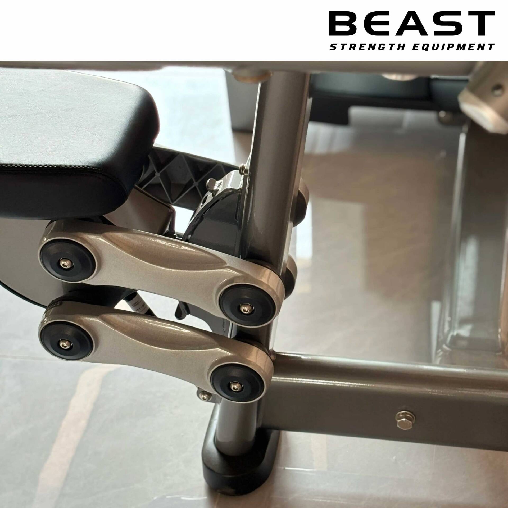 Máy tập vai Beast Delt Machine SF90-003A
