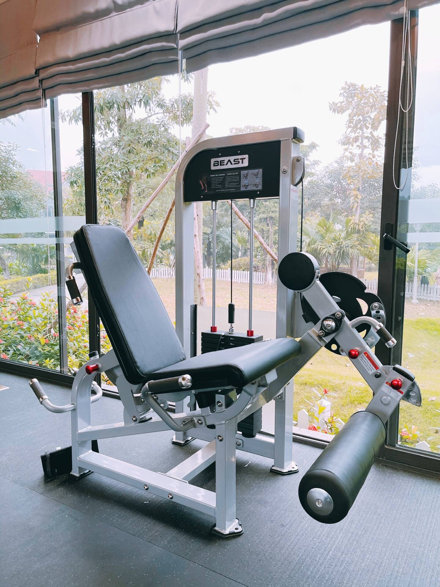 Máy tập chân Beast leg extension