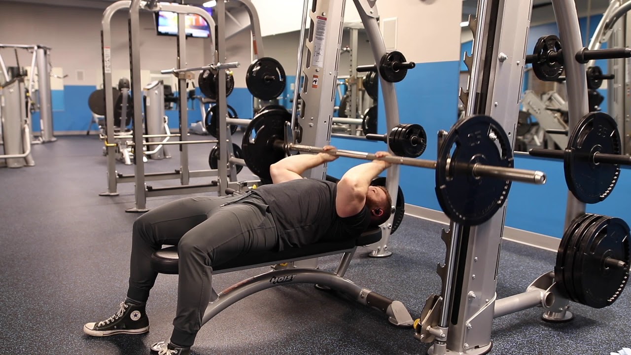 Đẩy ngực với Smith Machine